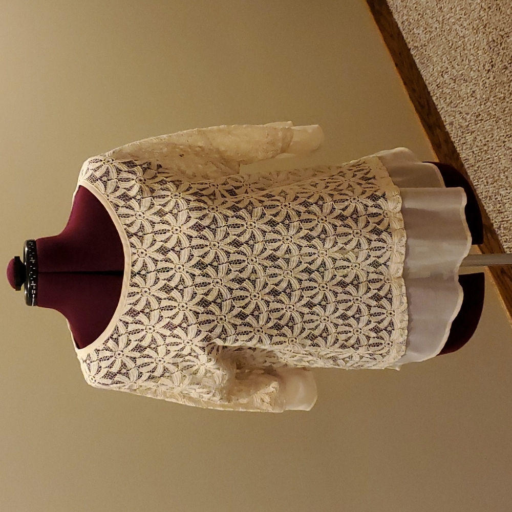 🌸Neiman Marcus🌸 lace, elbow sleeve top